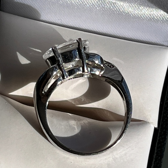 Sparkly cocktail ring, silver tone and cubic, size 9. - Picture 14 of 16